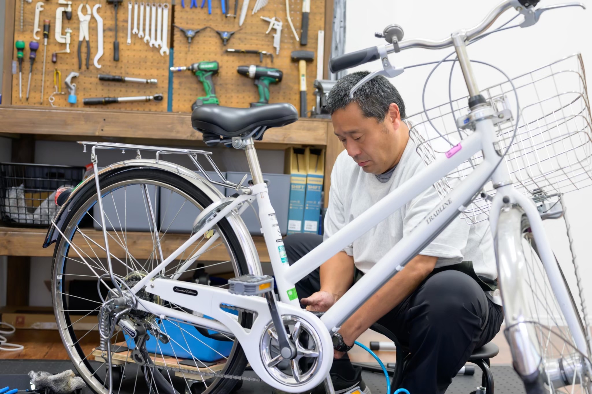 東広島市の高屋バイシクルで自転車を整備する店主